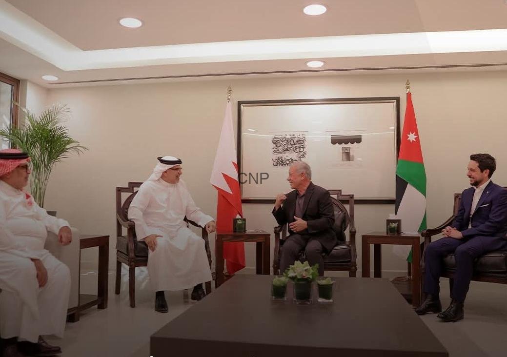 1777651967633 - Center News Network Diplomatic meeting in a formal room with four men seated, flags behind them and a central coffee table with plants.