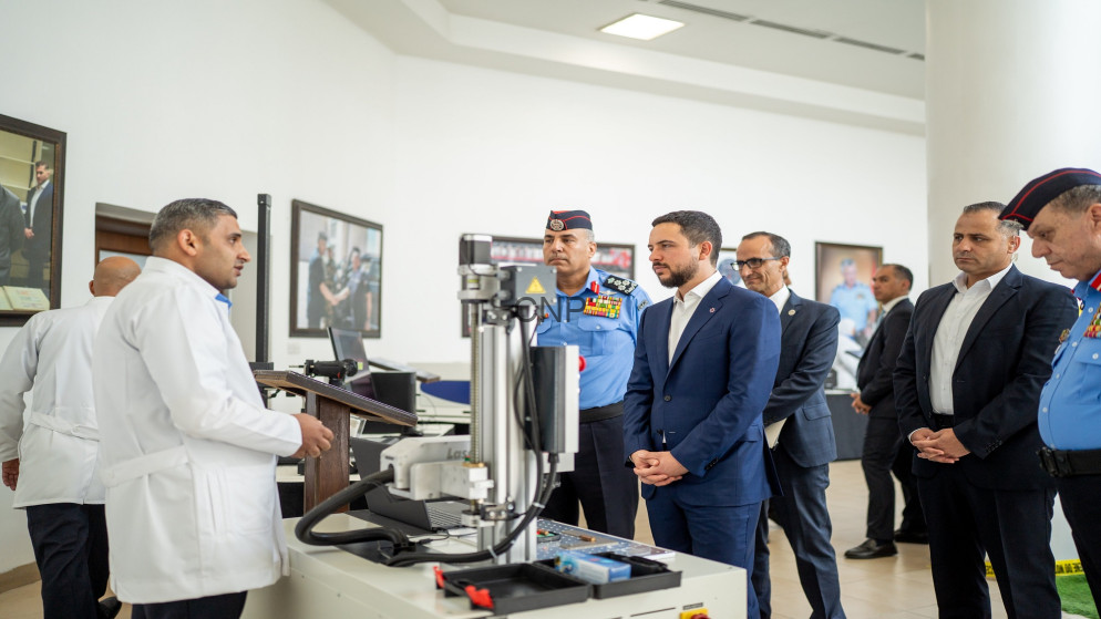 نائب الملك يزور إدارة المختبرات والأدلة الجرمية